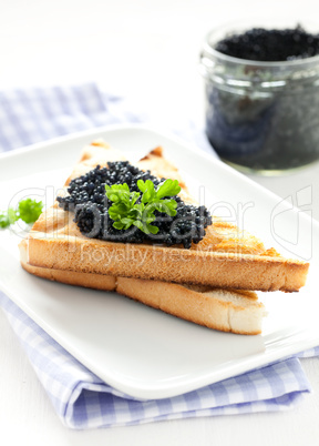 Kaviar auf Toast / caviar on toast