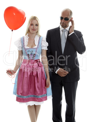 Frau im Dirndl mit Bodyguard