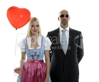 Frau im Dirndl mit Bodyguard