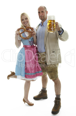 Frau im Dirndl und Mann in Lederhose