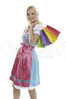 Frau im Dirndl mit Einkaufstaschen