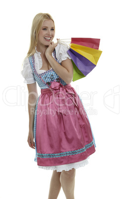 Frau im Dirndl mit Einkaufstaschen