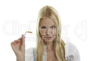 Frau zerbricht Zigarette in zwei Teile