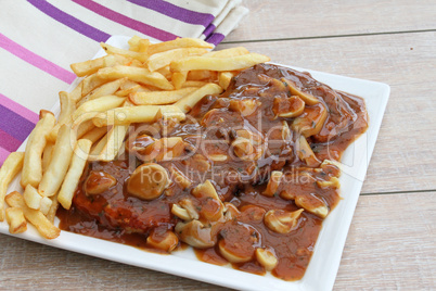 Jägerschnitzel mit Pommes Frites