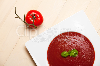 Tomatensuppe und Tomate