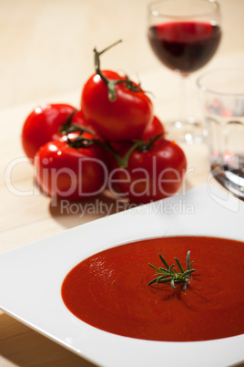 Tomatensuppe und Tomate