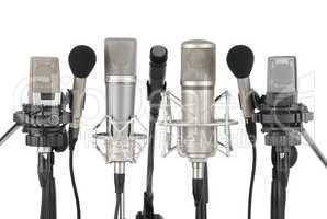 Reihe aus sieben Mikrofonen