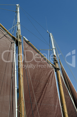 Braune Segel an einem traditionellen Segelschiff