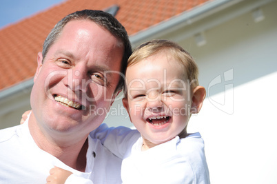 Vater und Sohn fröhlich lachend
