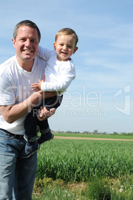 Glücklicher Vater mit Sohn