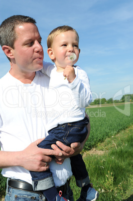 Vater und Sohn mit Pusteblume