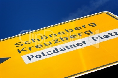 Straßenschild und Wegweiser mit Aufschrift Potsdamer Platz