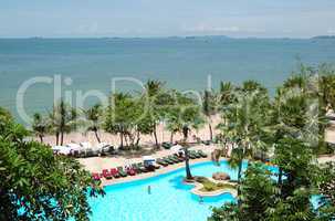 Swimming pool at the beach of the popular hotel, Pattaya, Thaila