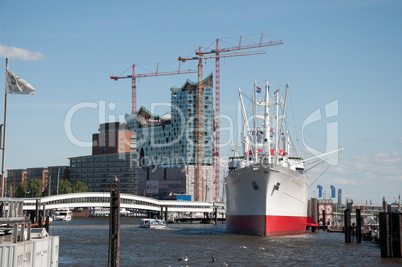 Cap San Diego , im Hintergrund die Baustelle der Elbphilharmonie