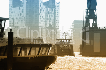 Hamburger Hafen mit Blick auf die Elbphilharmonie