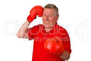 Senior mit Boxhandschuhen