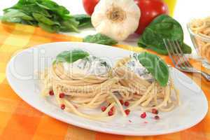 Spaghetti mit Käse-Spinatsoße