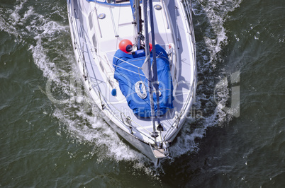 Segelboot auf dem Nord-Ostsee-Kanal