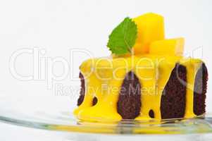 Small cakes with vanilla sauce and mango