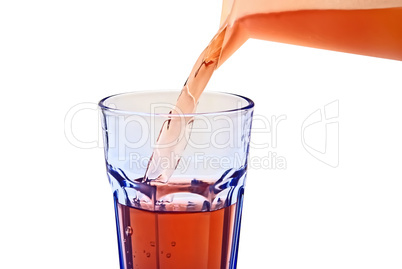 Getränk ins Saftglas füllen