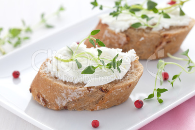 Häppchen mit Käse / canape with goat cheese