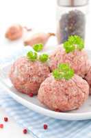 rohe Hackfleischbällchen / raw meat balls