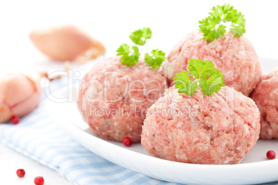 rohe Hackbällchen / raw meat balls