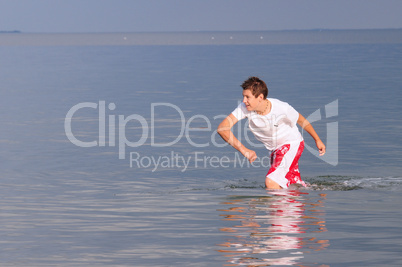 Junge rennt durch das Wasser