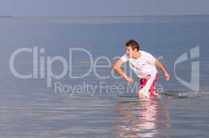 Junge rennt durch das Wasser