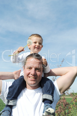 Vater trägt seinen Sohn auf den Schultern