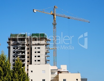 Lifting crane and building under construction