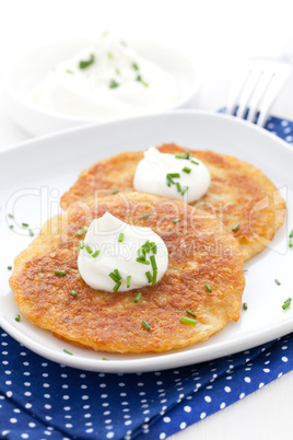 Kartoffelpuffer mit Sour Cream / potato pancakes with sour cream