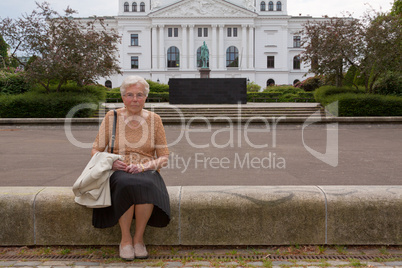 Die alte Frau im Park