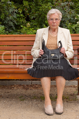 Die alte Frau im Park