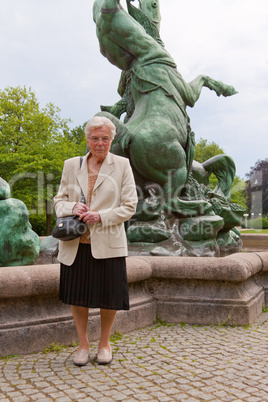 Die alte Frau im Park