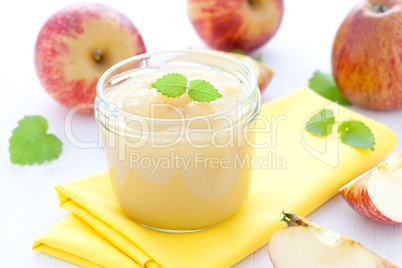 Apfelmus im Glas / applesauce in a glass