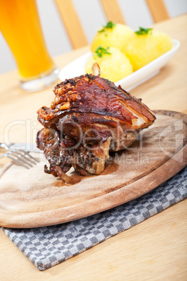 Detail einer bayerischen Schweinshaxe