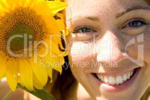 Frau mit Sonnenblume