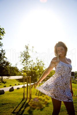 Frau im Sommerkleid