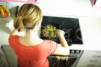 Frau beim Kochen