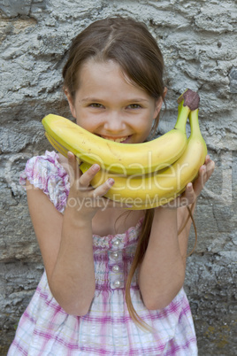Mädchen isst Obst