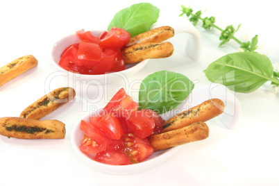 Tomate mit Grissini und Basilikum
