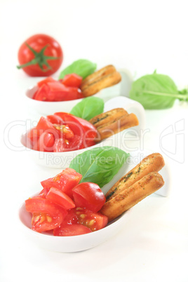 Tomate mit Grissini und Basilikum