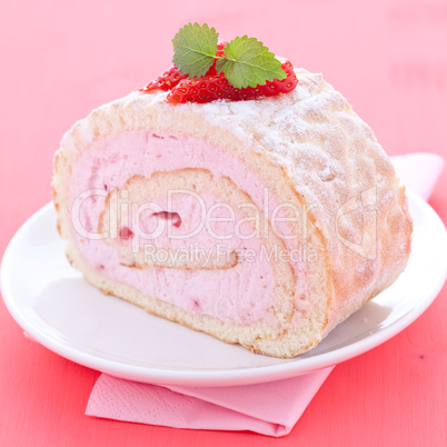 Biskuitrolle mit Erdbeere / swiss roll with strawberry