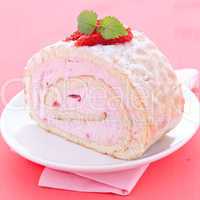 Biskuitrolle mit Erdbeere / swiss roll with strawberry