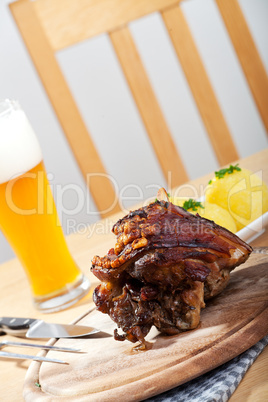 Nahaufnahme einer Schweinshaxe