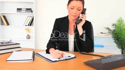 junge Frau telefoniert in ihrem Büro