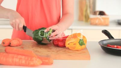 Frau schneidet Gemüse