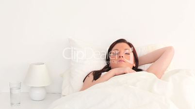 junge Frau schläft in ihrem Bett