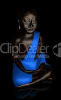 Schwarzer Buddha mit blauem Umhang bei Nacht